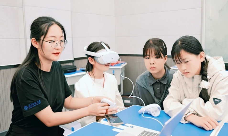 支教队员在青海兴海为当地学生授课。